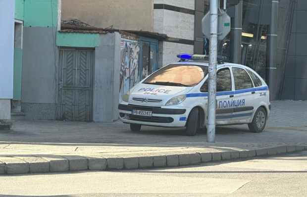 Пловдивчани гледат спряна край районното патрулка и беснеят СНИМКА