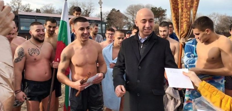 Невиждана поличба с кръста в Созопол, последва нещо неочаквано СНИМКИ