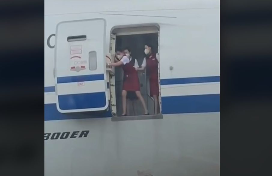 Ето как китайските стюардеси затварят вратите на самолета ВИДЕО