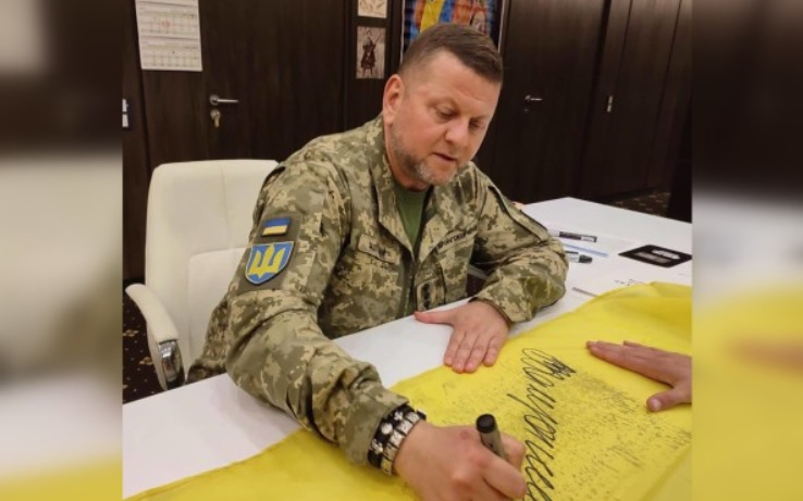 Украинец купи знаме с подписа на Залужни и го върна, причината е куриозна