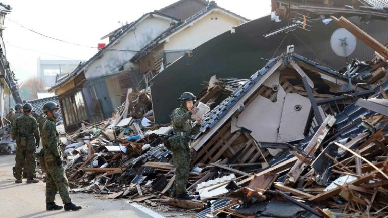 Ужасът в Япония няма край, не спират да броят трупове