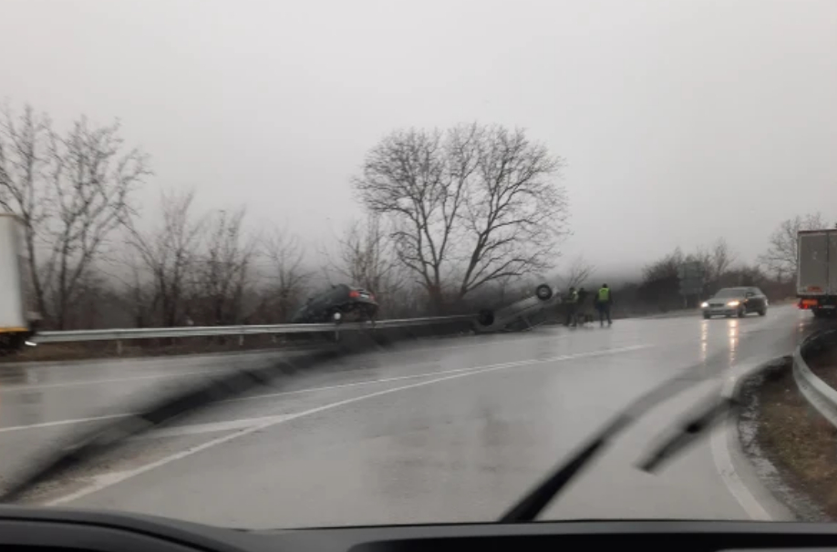 Ужас на пътя София-Варна, автомобили летят през мантинелата СНИМКИ 