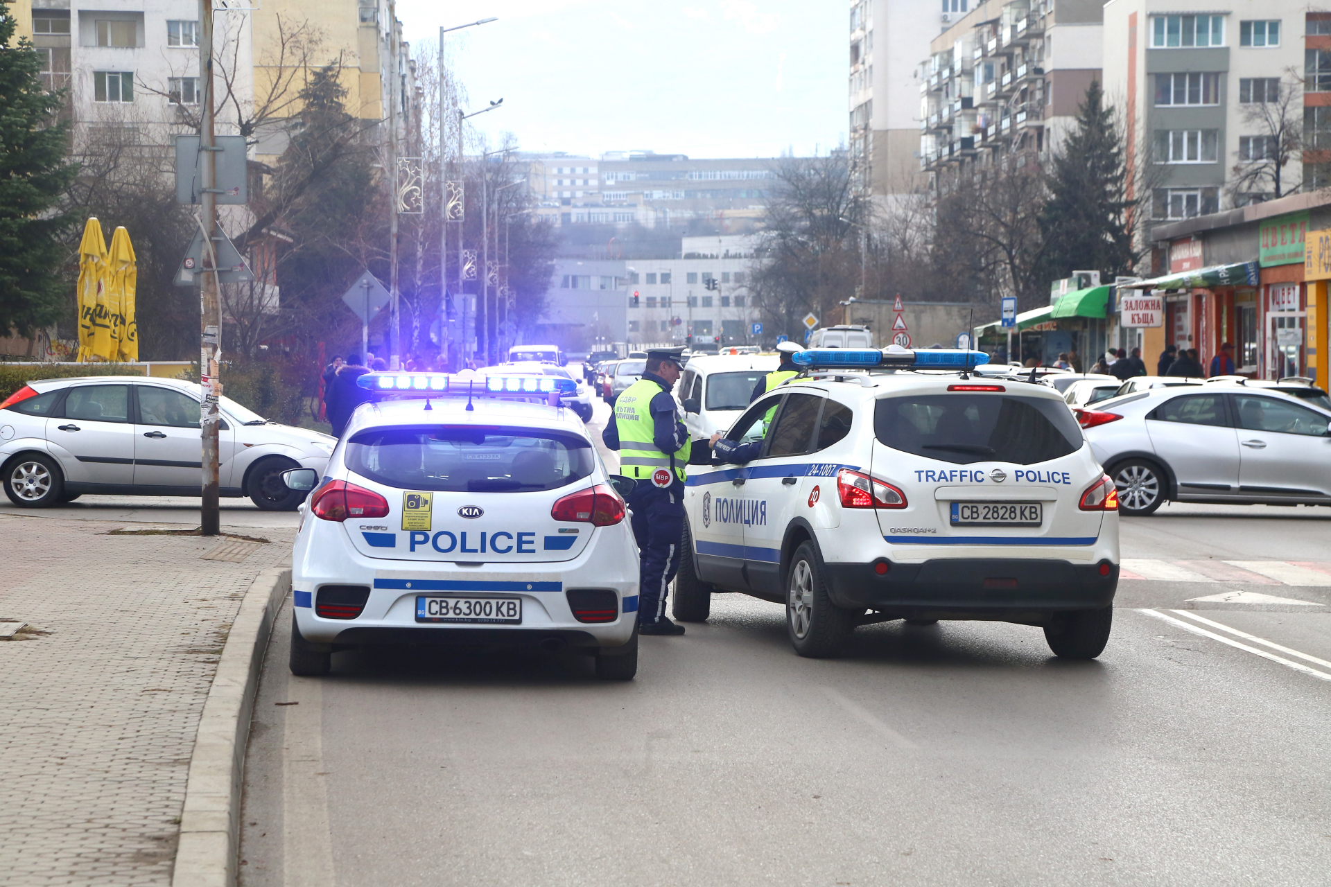 Шокираща гледка в София: Труп лежи на пътя, колите го подминават СНИМКА 18+