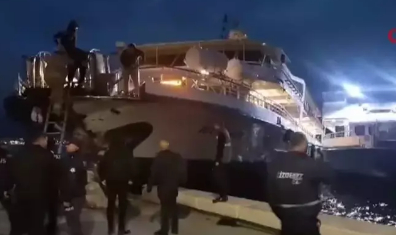 Драма край Измир: Кораб се заби в брега, а капитанът...