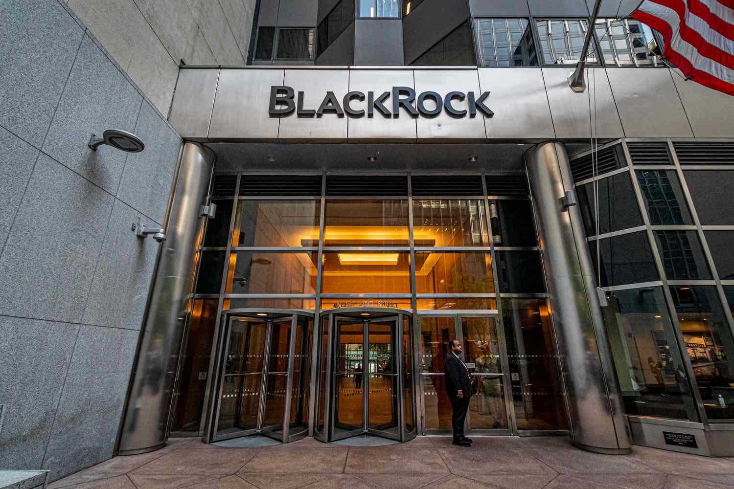 Масова чистка в най-големият инвестиционен фонд в света BlackRock: Стотици треперят за работата си
