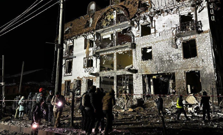 Ракети С-300 поразиха хотел в Харков, има пострадали турски журналисти ВИДЕО