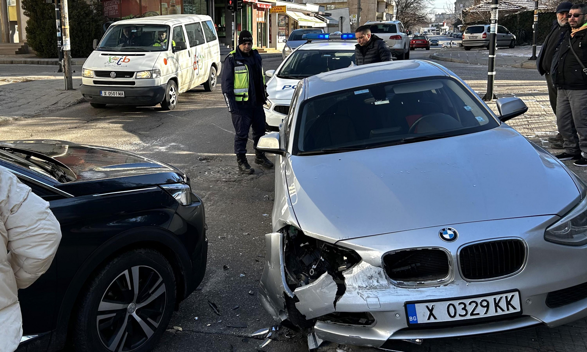 Тройна катастрофа на оживено кръстовище в Хасково СНИМКИ