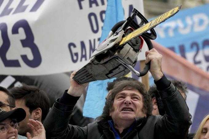 Първи успехи на новият аржентински президент: Рекордна инфлация, масови протести