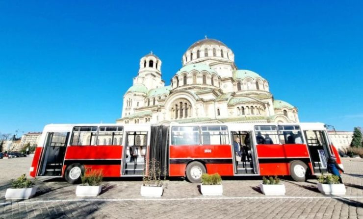 Стари автобуси и трамвай плъзват из София