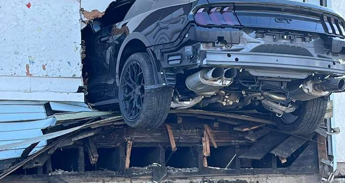 Страховит инцидент: Ford Mustang влетя и проби дупка в сграда СНИМКИ