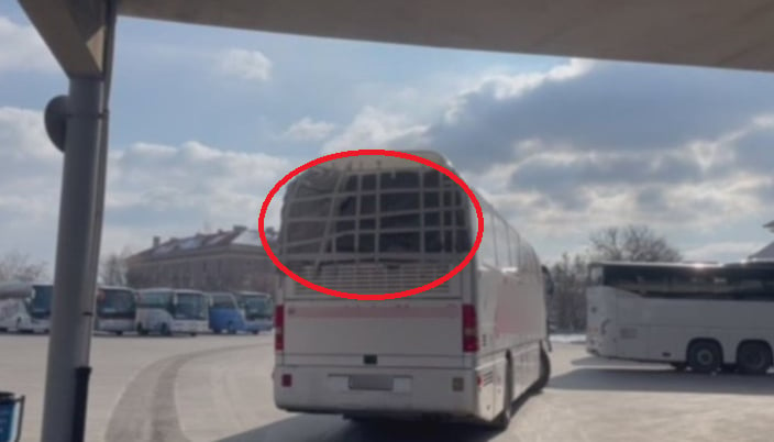 Всички се чудят и маят как допуснаха този автобус по улиците на България ВИДЕО