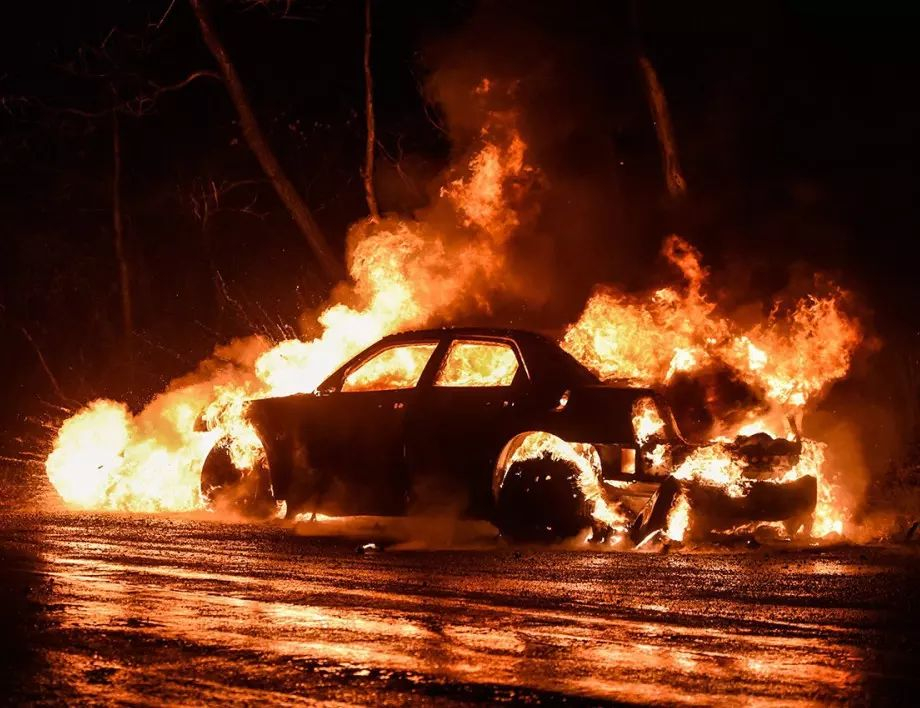 Огнен ад: Кола пламна като факла на оживен булевард в Бургас 
