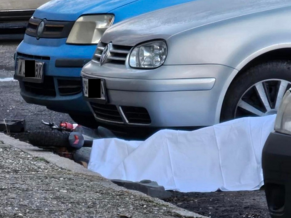 Зловеща гледка в Бургас! Тяло на мъж лежи покрито с чаршаф на паркинг СНИМКА 18+