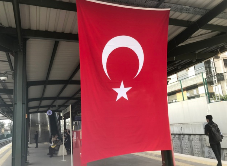 Церемония „Байрак“: Учебният ден в Турция започва с минута мълчание
