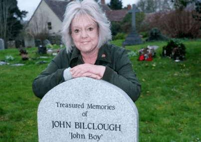 Надгробна плоча превърна живота на британска вдовица в кошмар