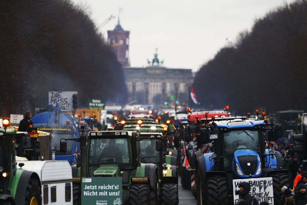 Невиждана гледка в центъра на Берлин, какво искат фермерите ВИДЕО