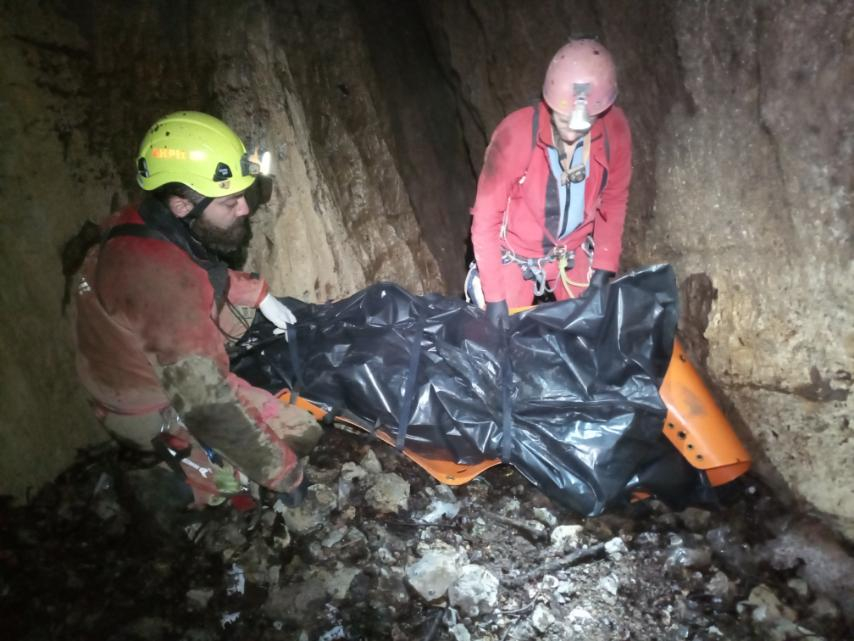 Извънредно: Откриха мумифициран труп в Калугерската пещера край Преображенския манастир СНИМКИ