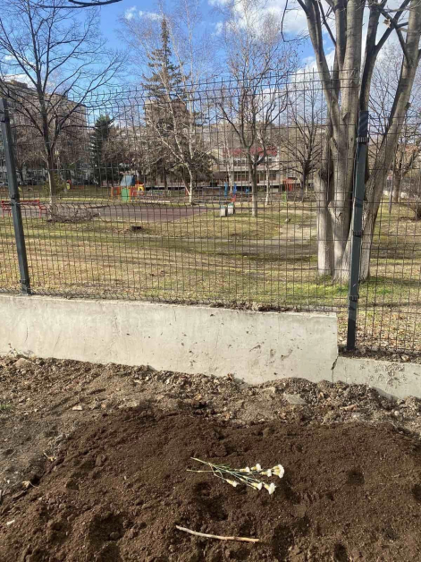 Всички са в шок: Погребаха труп до детска градина в София СНИМКИ 