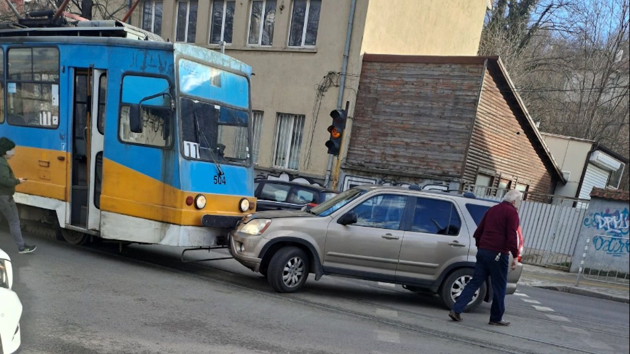 Зрелищно меле в София с "потайното същество" трамвай, надънило сe тихомълком във...