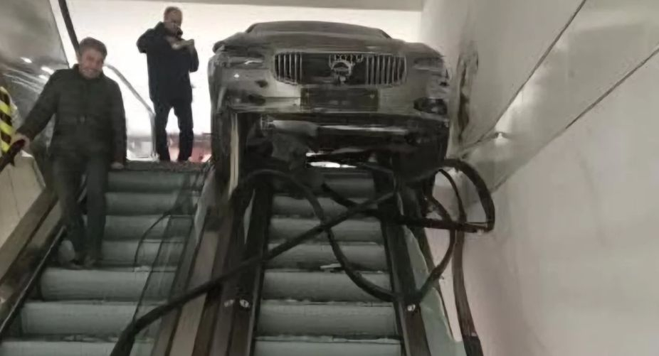 Писъци на умряло: Кола тръгна по ескалатор в мол и стана страшно ВИДЕО