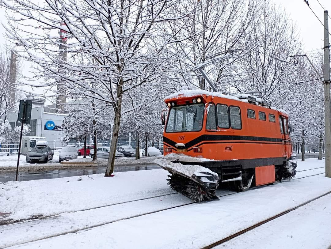 Необичаен снегорин се появи в Букурещ СНИМКИ 