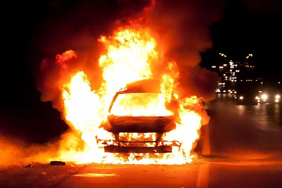 Електромобил избухна в пламъци, изгасиха го по невиждан начин ВИДЕО