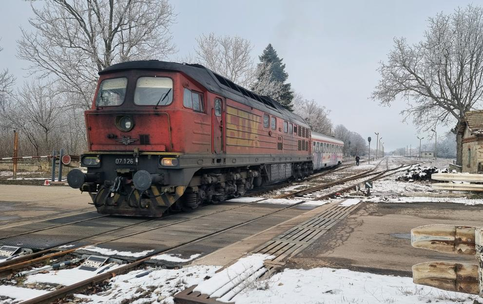Извънредно: Влак дерайлира край Добрич