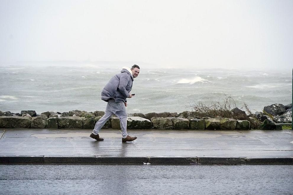 Външно бие тревога за опасност, вихреща се в Ирландия