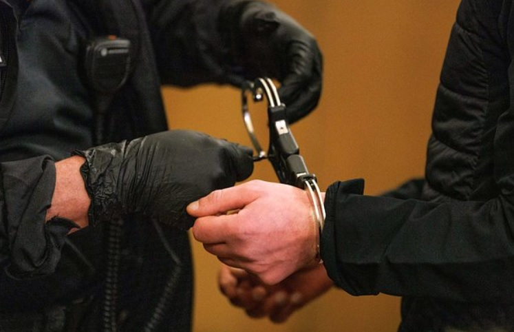 Високопоставен полицай бе арестуван заради двуженство СНИМКИ
