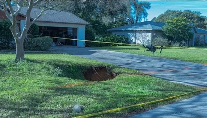 Гигантска дупка зейна в двор, евакуираха семейство СНИМКИ