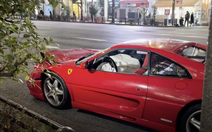 Много скъпа катастрофа: Сблъскаха се Ferrari и Maybach за 400 хил. долара СНИМКИ