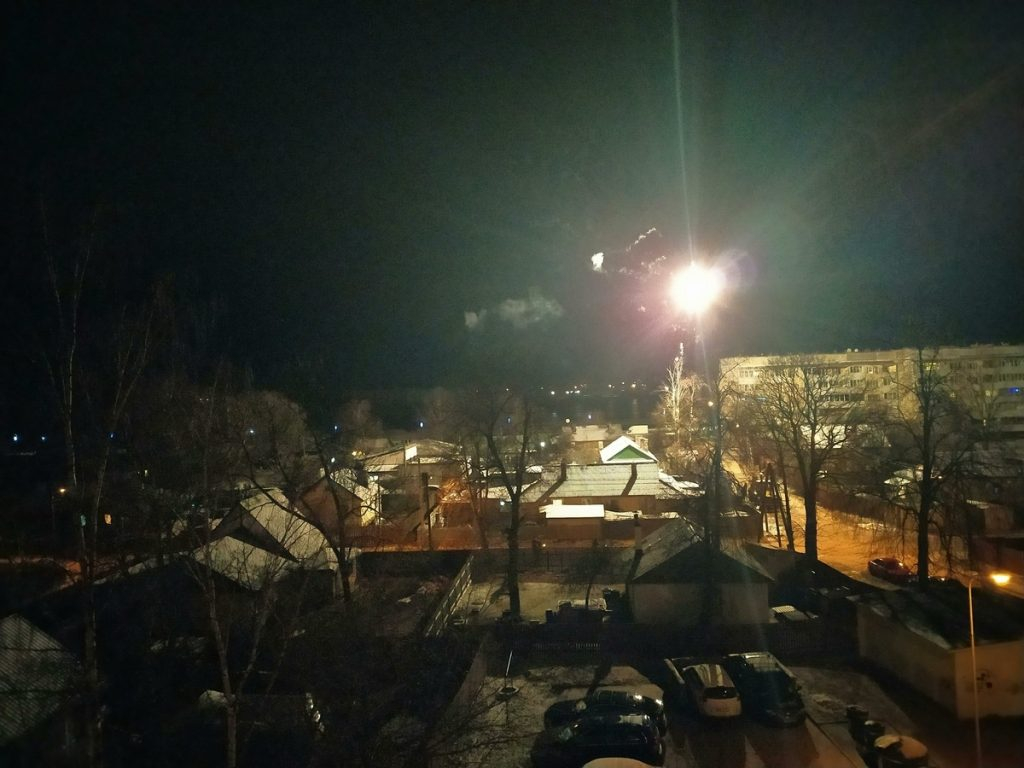 Огнени светкавици в небето стреснаха жителите на Челябинск ВИДЕО 