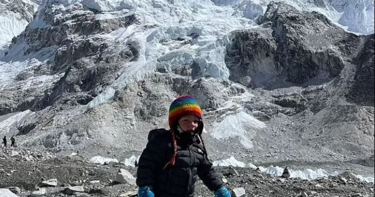 2-годишно дете стигна до базовия лагер на Еверест ВИДЕО
