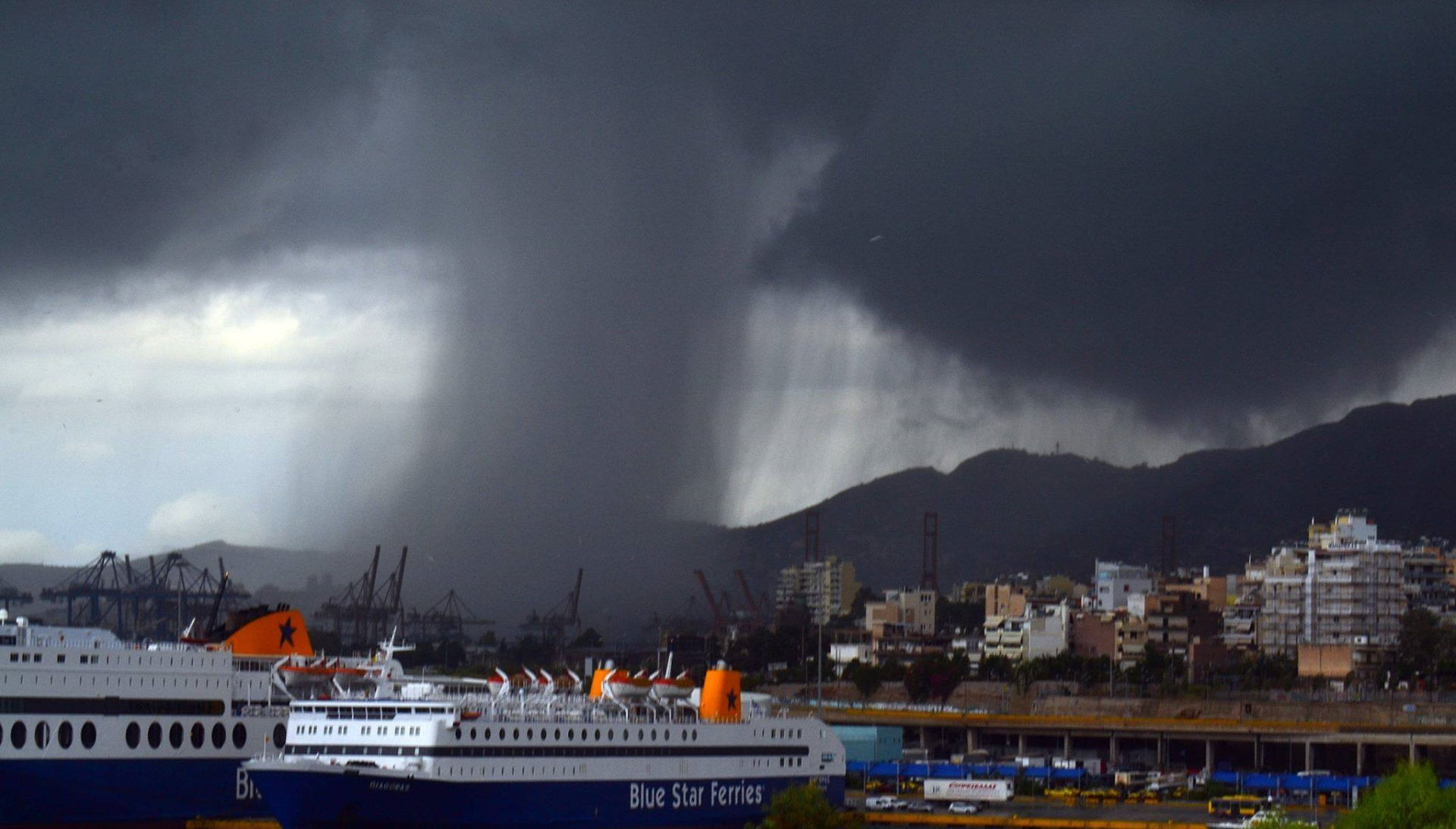 Мощни ветрове връхлетяха Гърция: Затварят пристанищата 