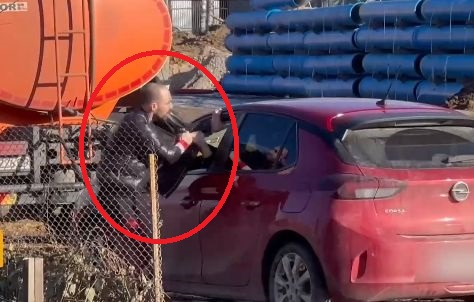 Резил в София: Шофьор раздава правосъдие с юмруци и ритници ВИДЕО