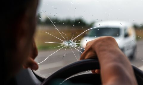 Защо се появяват пукнатини по предното стъкло на колата?