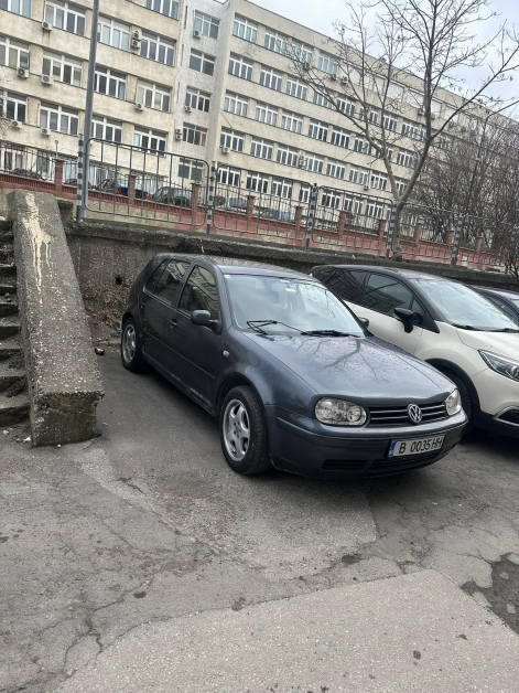 Шофьор паркира колата си във Варна, а като се върна, изпадна в шок СНИМКИ
