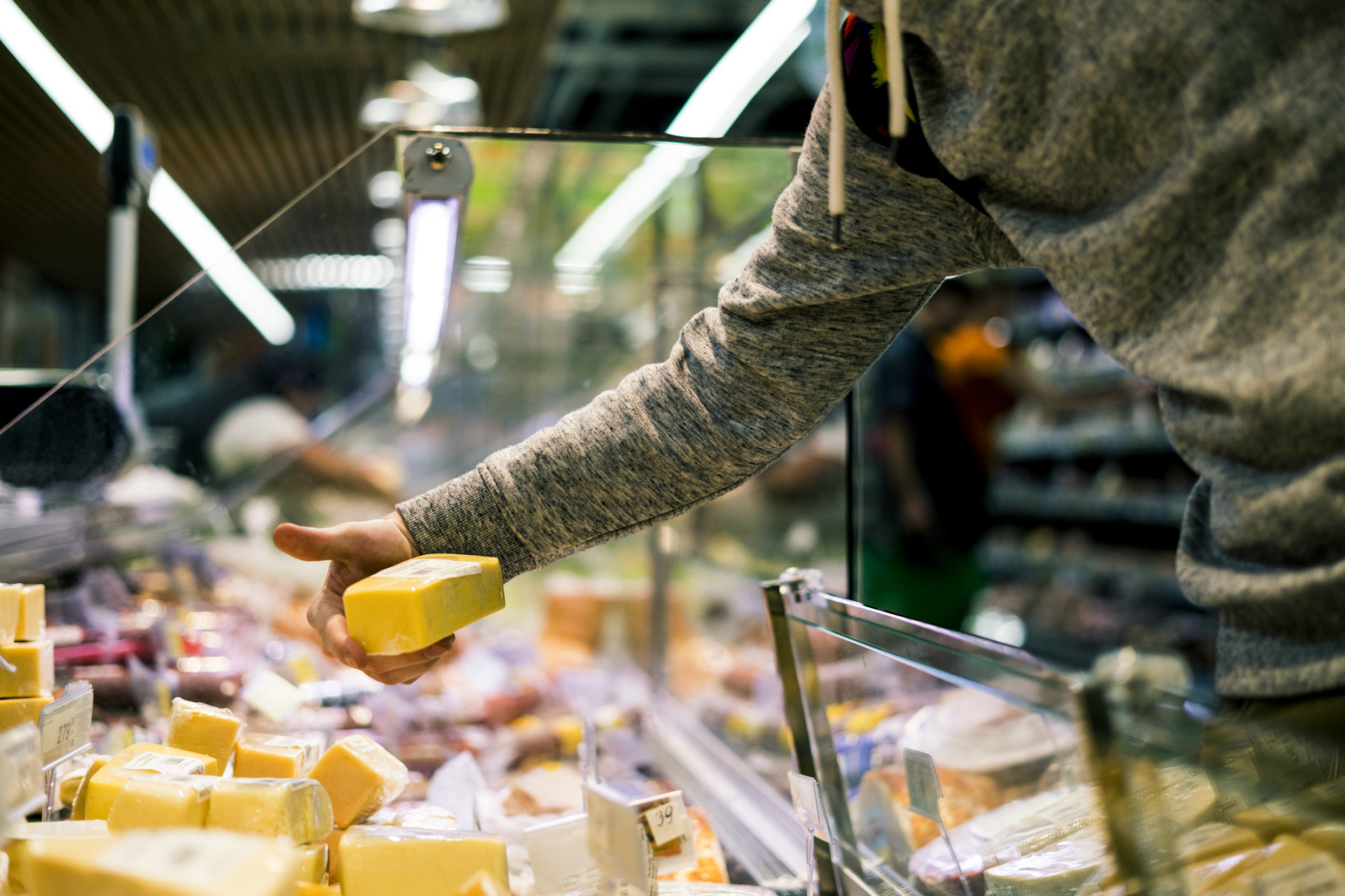 Скандално: Най-бедни сме в Европа, а плащаме най-скъпите мляко и сирене 