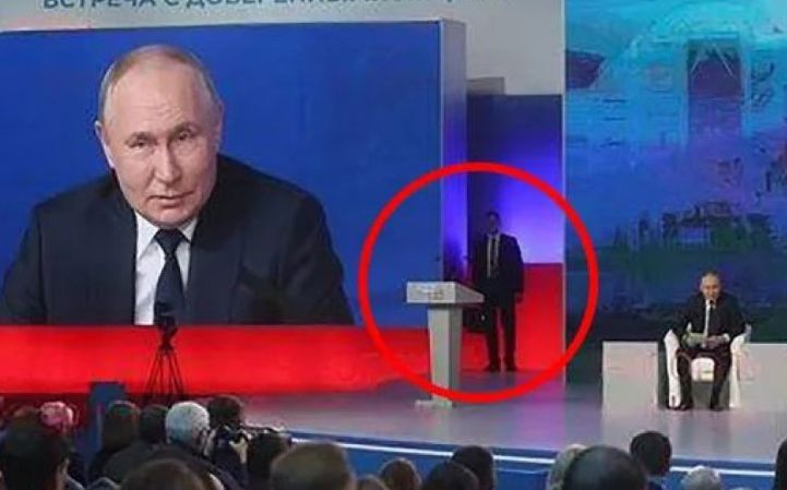 Нервен бодигард пази Путин със специално куфарче на събитие в Москва ВИДЕО 