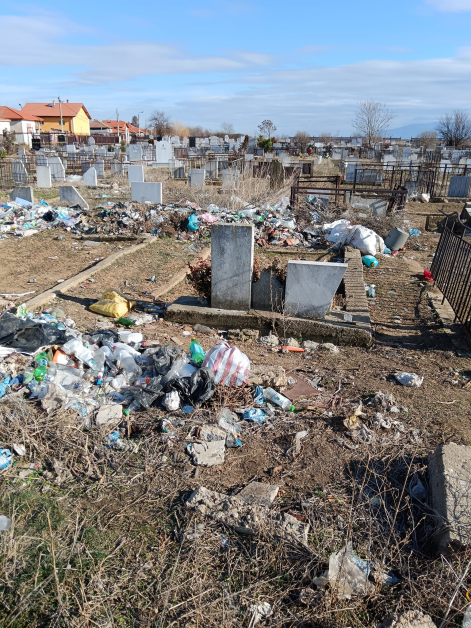 Това плаши повече от труповете: Потресаваща гледка на гробището в Мало Конаре СНИМКИ