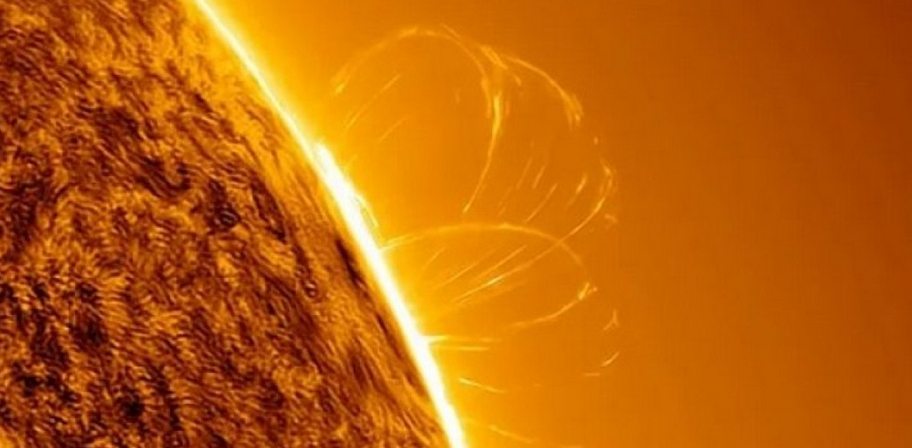 Мощна експлозия на Слънцето отприщи гигантски нишки плазма, достигнат ли до Земята...