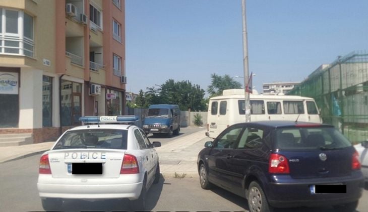 В Бургас почерня от полиция, труп виси от тръбите на... 