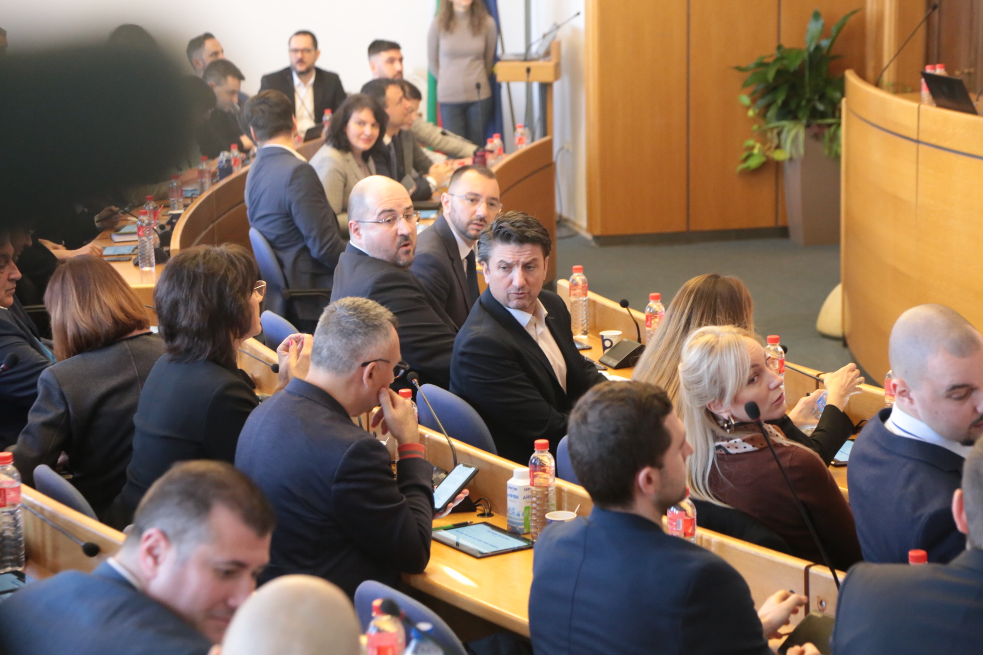 Скандал в СОС: Петров не пуска граждани в залата, те искат...