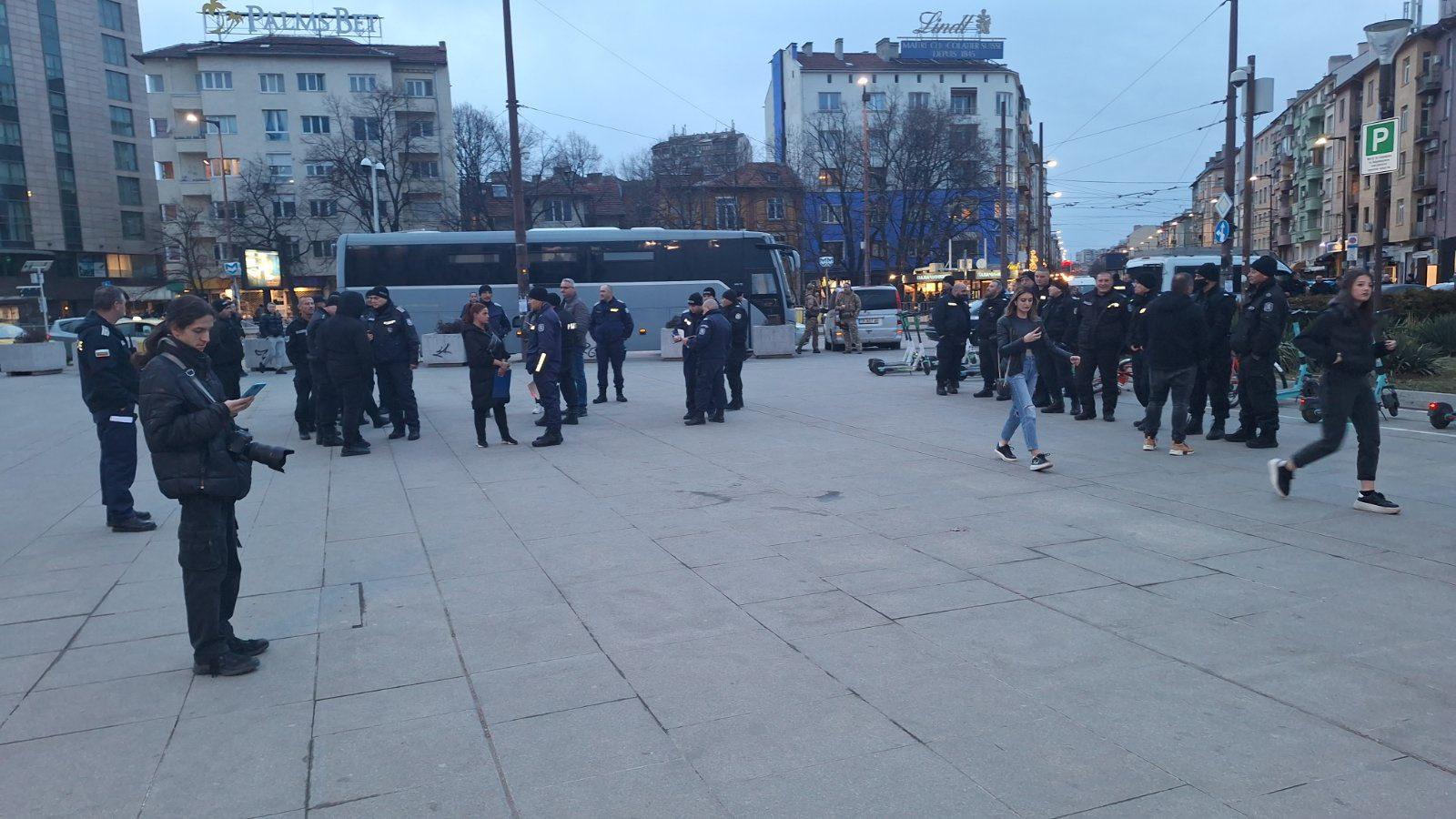 Центърът на София гъмжи от полиция, изкараха и водно оръдие, причината е неочаквана ВИДЕО