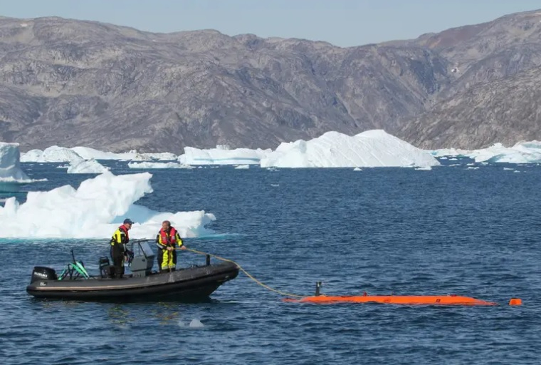 Загадъчен инцидент с подводен апарат под "ледника на Страшния съд" СНИМКИ