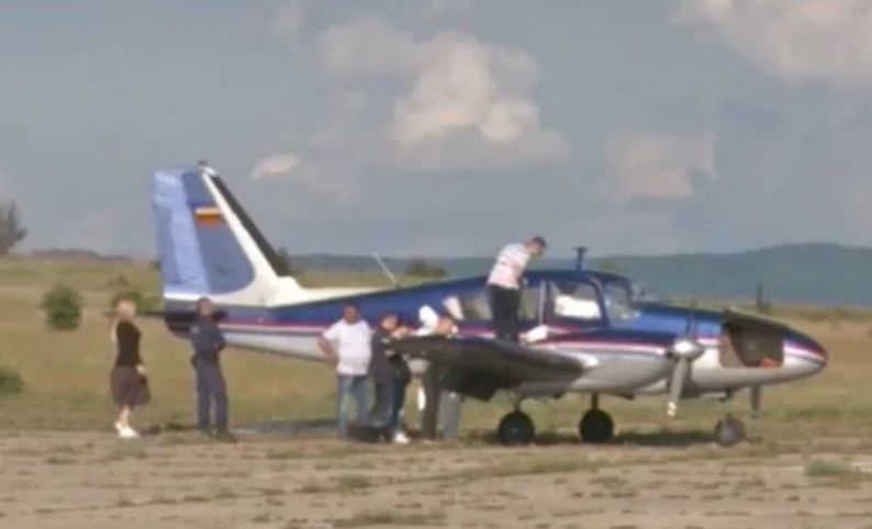 Гореща новина за самолета-фантом, кацнал край Търговище - издирват се двама българи 