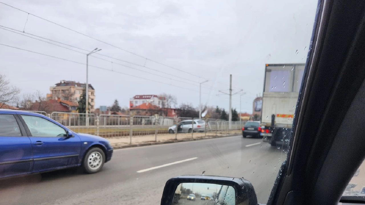 Каскада: Камион с удар превърна кола в мотриса на "Ботевградско шосе" СНИМКА 