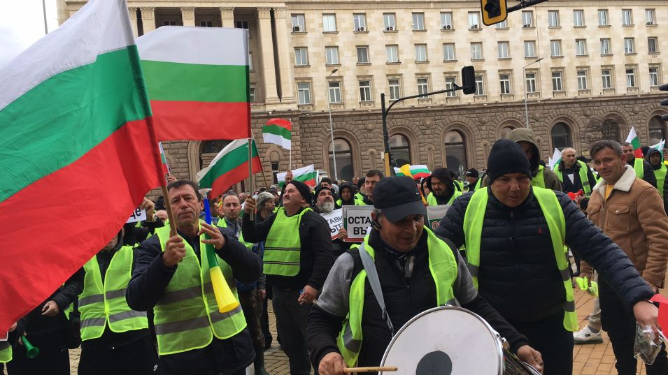 София е под блокада, а в центъра ври и кипи СНИМКИ