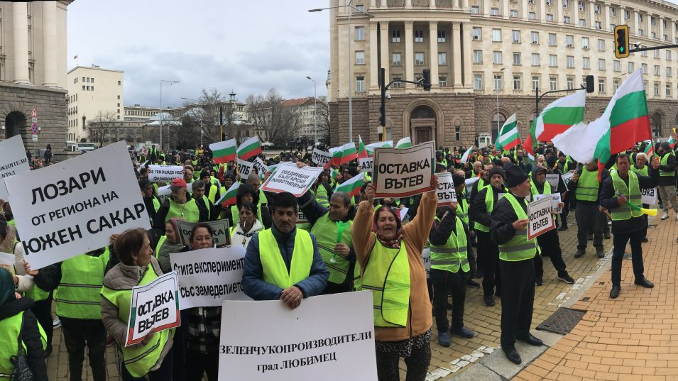 София е под блокада, а в центъра ври и кипи СНИМКИ