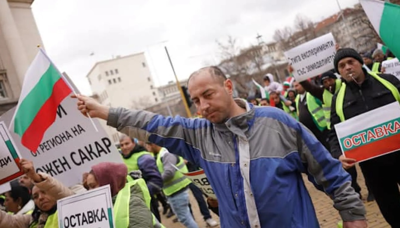 Грозен екшън на земеделския протест пред Министерския съвет ВИДЕО